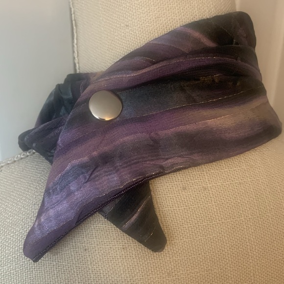 Copy NWOT Beautiful Easy to Where Scarf - Snap Closure In Back, Reversible - Picture 3 of 16